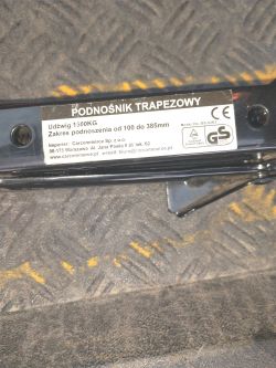 Tabliczka znamionowa podnośnika trapezowego z informacjami o udźwigu i imporcie.