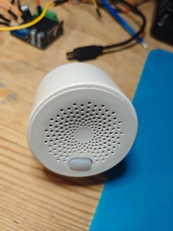 Tuya DY-RQ400A gas sensor on a wooden table.