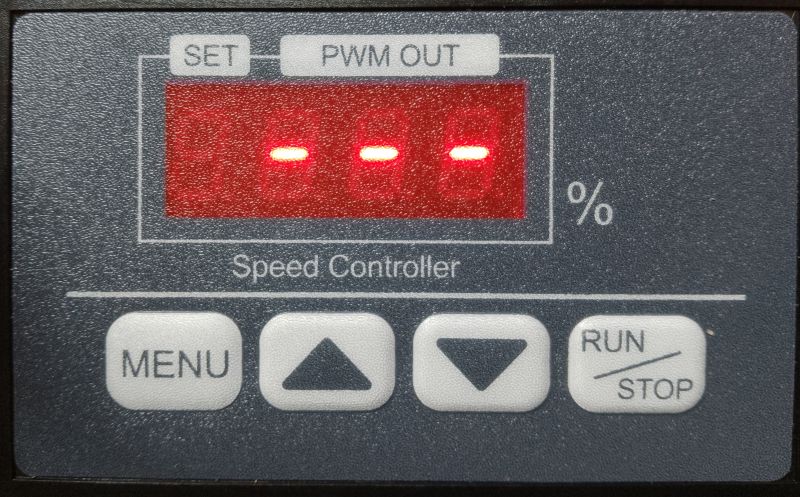 Panel regulatora PWM z czerwonym wyświetlaczem i przyciskami MENU, strzałek oraz RUN/STOP