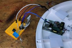 Connecting a programmer to the Graffiti Slim ceiling lamp.