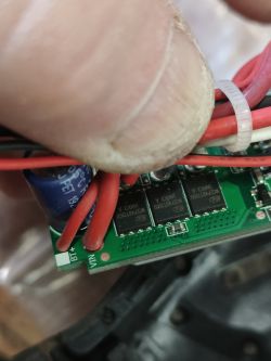 Detale płytki sterującej z przewodami i kondensatorem elektrolitycznym wkrętarki.