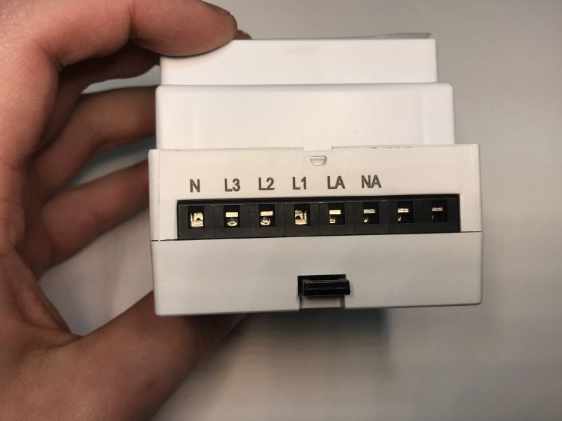 Widok z przodu licznika energii elektrycznej z oznaczeniami zacisków.