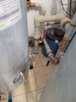 Instalacja wodna z hydroforem i rurami z tworzywa sztucznego