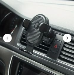 Uchwyt na telefon zamontowany na kratce wentylacyjnej samochodu.