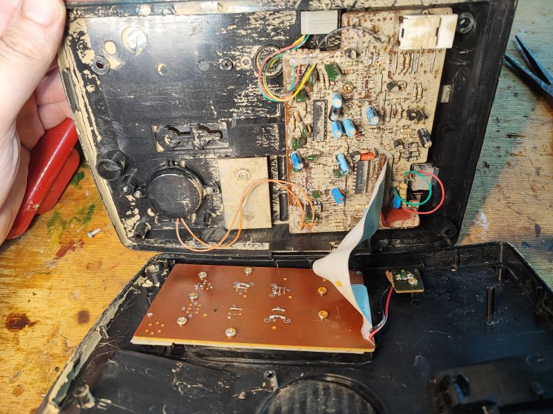 Wnętrze telefonu stacjonarnego Proton T1332 z lat 90., po zalaniu wodą.