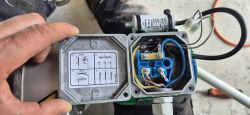 Schemat połączeń elektrycznych i kostka zaciskowa silnika Besel z widocznym kondensatorem.