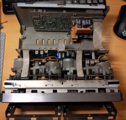 Wnętrze komponentu elektronicznego wieży SONY MHC-4700 z widocznymi płytkami i taśmami.