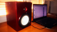 Monitor studyjny w domowym studiu Monitor studyjny w domowym studiu