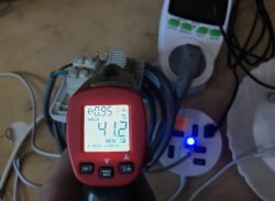 Gniazdo elektryczne z wbudowaną, dwuportową ładowarką USB - mini test + teardown Gniazdo elektryczne z wbudowaną, dwuportową ładowarką USB - mini test + teardown