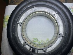 Koło hulajnogi z widocznym pierścieniem magnetycznym od środka.