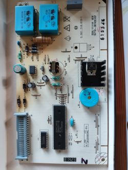 Zdjęcie płyty głównej z różnymi komponentami elektronicznymi.
