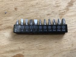 Tania i lekka wkrętarka na uniwersalne bity zasilana bateriami AA