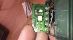 Płytka drukowana z elementami elektronicznymi i przylutowanymi kablami LED