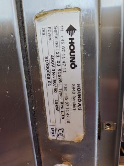 Tabliczka znamionowa pieca Houno z danymi technicznymi.