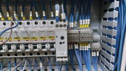 Szafka elektryczna z komponentami Siemens i przełącznikami