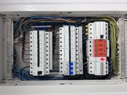 Zdjęcie skrzynki elektrycznej z bezpiecznikami i okablowaniem w układzie TN-C-S.