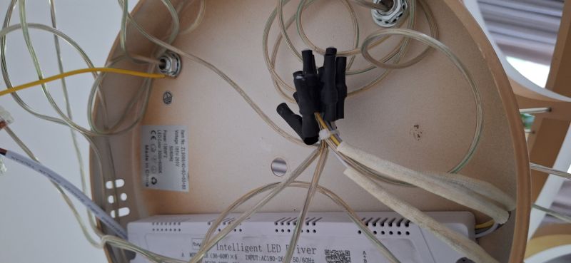 Wnętrze lampy z podłączonymi przewodami, złączkami WAGO i kondensatorem
