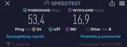 Zrzut ekranu z aplikacji Speedtest z wynikami testu prędkości internetu.