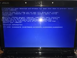 Ekran laptopa z komunikatem niebieskiego ekranu śmierci (BSOD) z kodem błędu STOP: 0x0000007B.