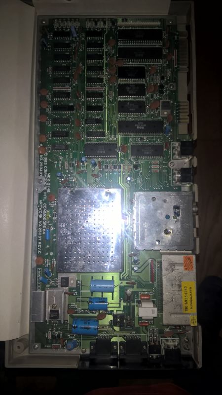Commodore C64 wyświetla kolorowe kwadraty i symbole zamiast Basic po włączeniu