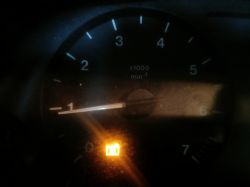 Kontrolka akumulatora świeci się na pomarańczowo na tle obrotomierza Opel Astra G