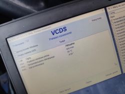 Zrzut ekranu z VCDS pokazujący obroty silnika 830 obr/min, temperaturę 50°C i kąt synchronizacji -0,02°