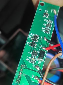 Lampa solarna, żeby miała stałe napięcie pod przełącznik