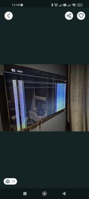 Telewizor z pionowymi kolorowymi pasami na ekranie, uszkodzony wyświetlacz