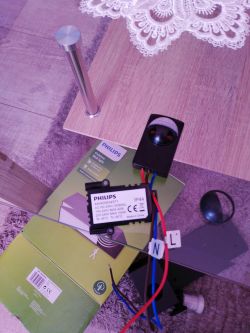 Das Bild zeigt Philips Beleuchtungsausrüstung mit Installationsteilen und Verpackung.