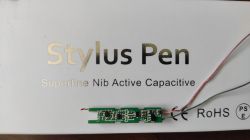 Płytka elektroniki rysika aktywnego z przylutowanymi przewodami na tle opakowania Stylus Pen