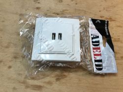 Podwójna ładowarka USB (5V, 2.1A) do puszki Adelid Quadra QR-USBx2 Podwójna ładowarka USB (5V, 2.1A) do puszki Adelid Quadra QR-USBx2