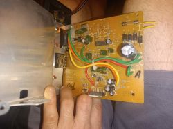 Zdjęcie płytki drukowanej ze wzmacniacza z różnokolorowymi przewodami.