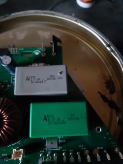 Spalony kondensator 0.27µF na płycie indukcyjnej.
