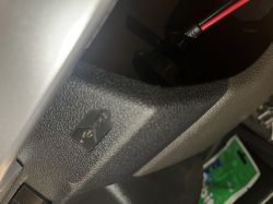 Oznaczenie USB na desce rozdzielczej samochodu.