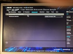 Ekran BIOS w trybie zaawansowanym na monitorze NEC, pokazujący opcję włączenia TPM.