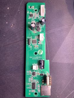Płytka drukowana z elementami elektronicznymi na ciemnym tle.