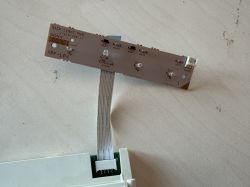 Uszkodzona płytka wyświetlacza Sony z taśmą.