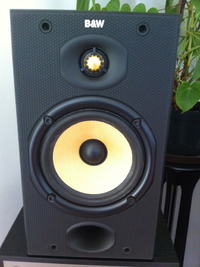 Jak wyciszyć szumy w kolumnach B-W przy podłączeniu do wzmacniacza z wieży?