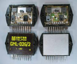 Cztery moduły wzmacniaczy hybrydowych GML-026/2, dwa z odsłoniętą elektroniką, dwa zamknięte.