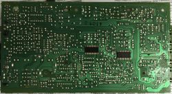 Widok dolnej strony płytki drukowanej PCB z elementami elektronicznymi i układami scalonymi.