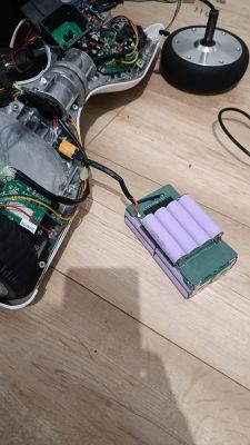 Hoverboard: Iskrzenie i przepalanie złącza po podłączeniu baterii 36v 4.4Ah