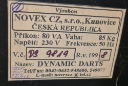 Tabliczka znamionowa „DYNAMIC DARTS” z danymi: NOVEX CZ, 80 VA, 230 V, 50 Hz, 85 kg.