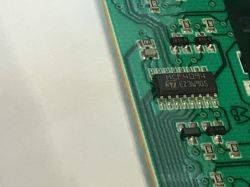 Zbliżenie na fragment płytki PCB, widoczny układ scalony HCF4094 firmy STMicroelectronics i elementy SMD.