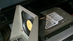 Improwizowany nawiew: wentylator zamocowany przy dysku HDD Western Digital na perforowanej powierzchni.