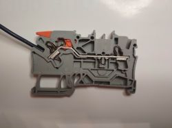 Nowa złączka WAGO TOPJOB S z dźwignią montowana na szynie rozdzielnicy.