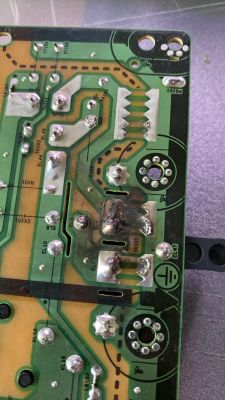 Płytka drukowana z widocznymi wypaleniami i ścieżkami elektrycznymi.