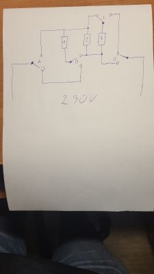 Schemat połączeń z czterema przekaźnikami A, B, C, D i trzema obciążeniami, z oznaczeniem 230V.