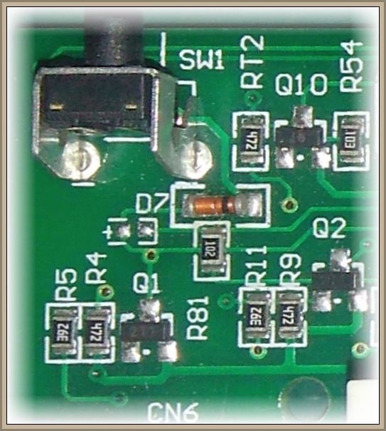 Fragment płytki PCB z widocznymi rezystorami i złączem.