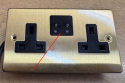 Power socket with integrated current sensor or indicator module Double power socket with central unit featuring two holes and LED indicators