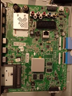 Płyta główna telewizora LG z widocznymi gniazdami HDMI, USB, SCART i złączami AV